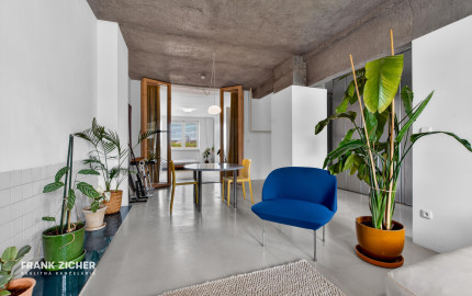 Predávame architektonický unikát v srdci 500 bytov: Kde sa betón stretáva so svetlom