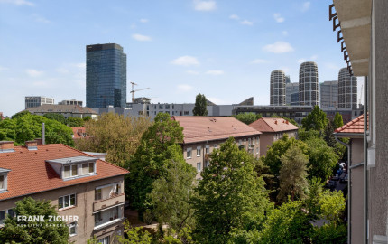 Predávame architektonický unikát v srdci 500 bytov: Kde sa betón stretáva so svetlom