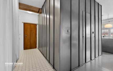 Predávame architektonický unikát v srdci 500 bytov: Kde sa betón stretáva so svetlom
