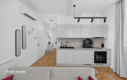 Predávame štýlový 2-izbový apartmán v projekte UNO na Poštovej ulici v centre Bratislavy