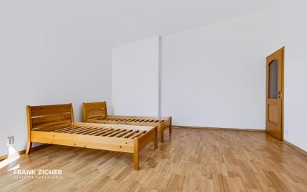 Prenajímame priestranný 4-izbový byt s veľkou terasou a garážovým státím na Svetlej ulici