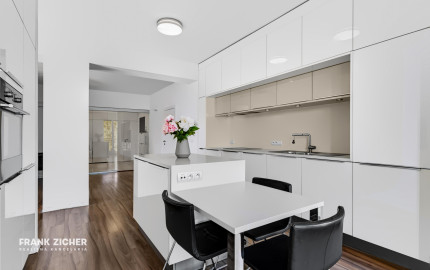 Predávame 3-izbový byt (117 m²)  pri Hviezdoslavovom námestí na Strakovej ulici