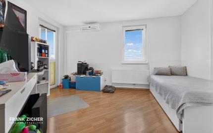 Predávame 3-izbový byt s dvoma balkónmi na 16 poschodí s panoramatickým výhľadom