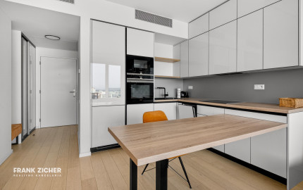Predávame moderný 2-izb byt v 3. veži projektu Sky Park s garážovým státím