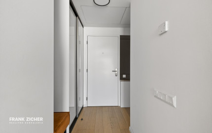 Predávame moderný 2-izb byt v 3. veži projektu Sky Park s garážovým státím