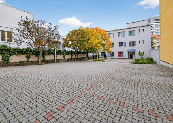 Predávame komerčný objekt – administratívna budova s parkovaním pre 25 áut a investičným potenciálom