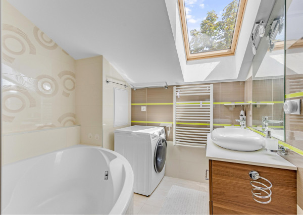 REZERVOVANÉ - Predávame 3.i byt s veľkým balkónom v kvalitnej 9 ročnej nadstavbe so súkromnou záhradou