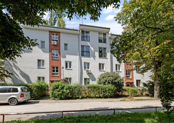 REZERVOVANÉ - Predávame 3.i byt s veľkým balkónom v kvalitnej 9 ročnej nadstavbe so súkromnou záhradou