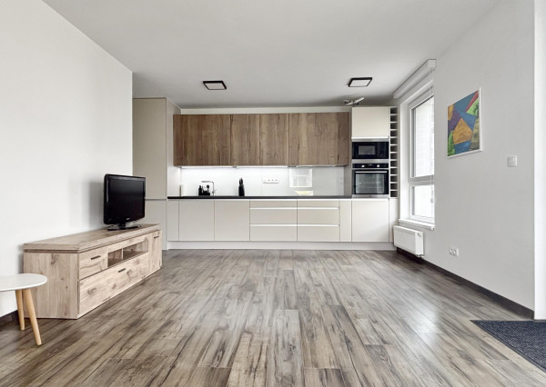 FRANK ZICHER - Prenajímame 3-izbový byt, domáci miláčikovia sú vítaní