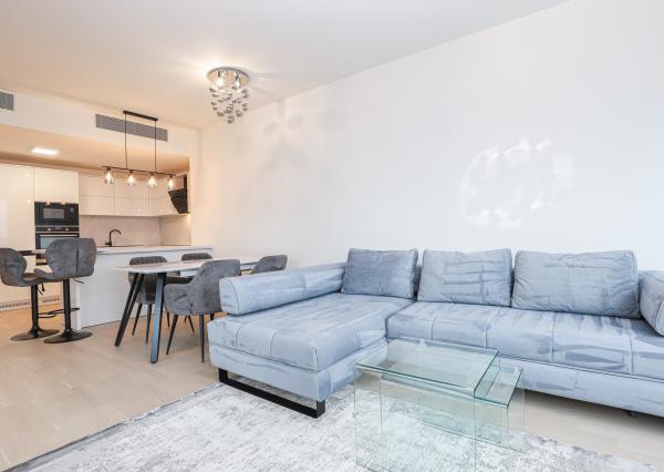 FRANK ZICHER - Prenajímame priestranný 3i byt 98 m² s výhľadom na hrad, SKY PARK VEŽA 2