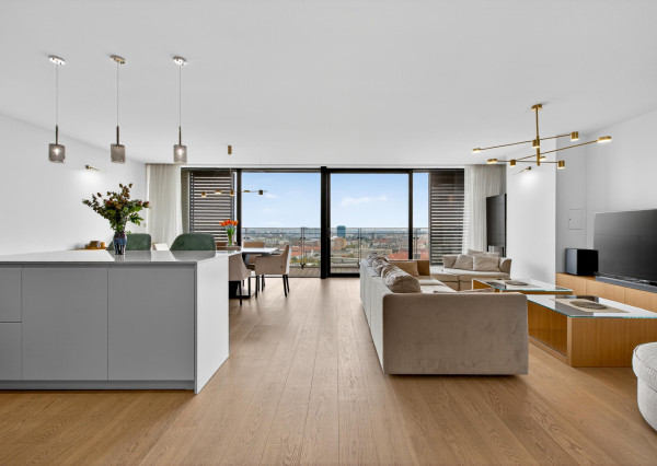 FRANK ZICHER – Predávame priestranný 3 izb. byt s výhľadom so spoločným bazénom a saunou na Kolibe