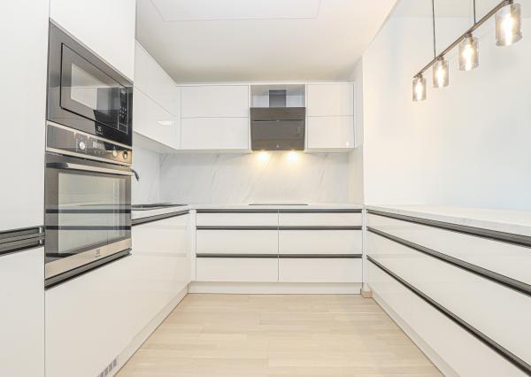 FRANK ZICHER - Prenajímame priestranný 3i byt 98 m² s výhľadom na hrad, SKY PARK VEŽA 2