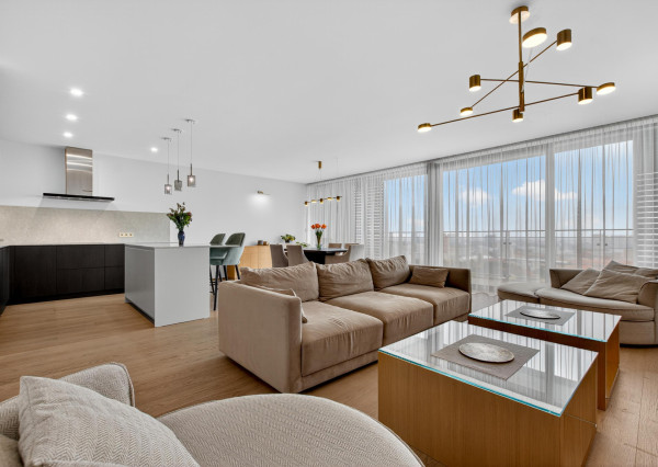 FRANK ZICHER – Predávame priestranný 3 izb. byt s výhľadom so spoločným bazénom a saunou na Kolibe