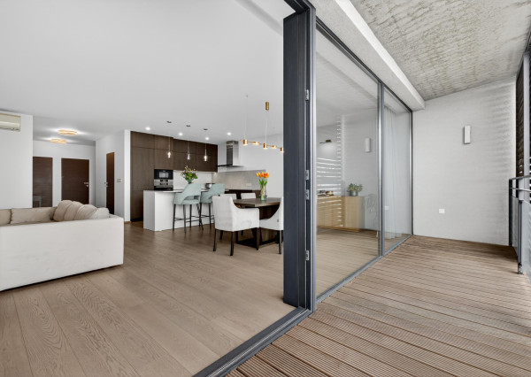 FRANK ZICHER – Predávame priestranný 3 izb. byt s výhľadom so spoločným bazénom a saunou na Kolibe