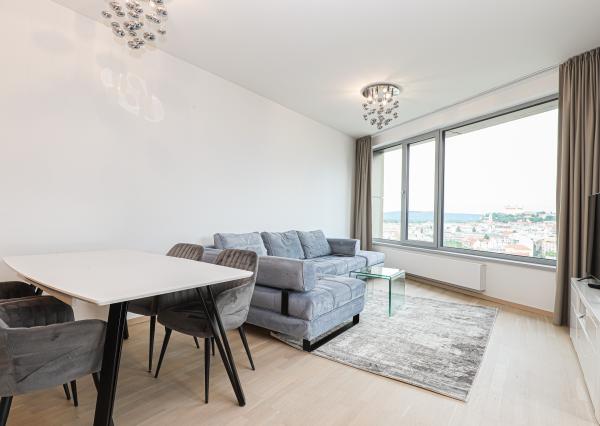 FRANK ZICHER - Prenajímame priestranný 3i byt 98 m² s výhľadom na hrad, SKY PARK VEŽA 2