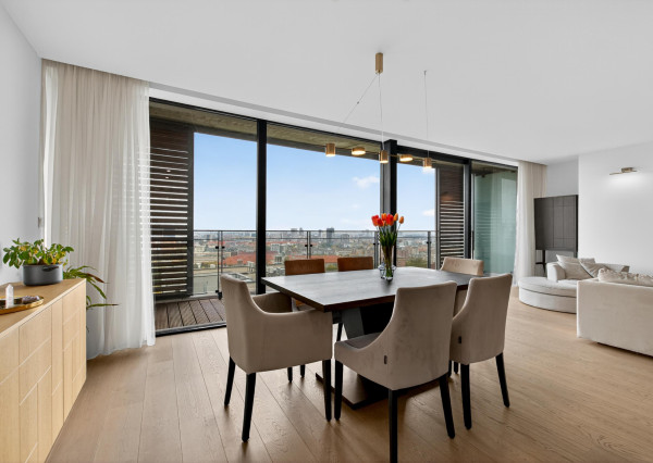 FRANK ZICHER – Predávame priestranný 3 izb. byt s výhľadom so spoločným bazénom a saunou na Kolibe