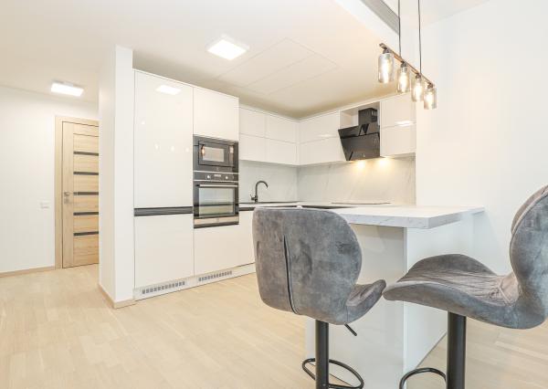 FRANK ZICHER - Prenajímame priestranný 3i byt 98 m² s výhľadom na hrad, SKY PARK VEŽA 2