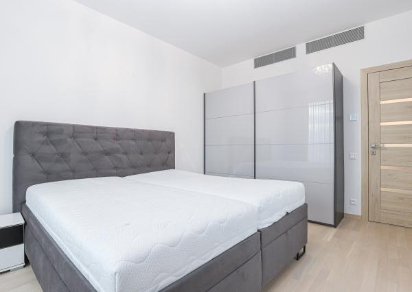 FRANK ZICHER - Prenajímame priestranný 3i byt 98 m² s výhľadom na hrad, SKY PARK VEŽA 2