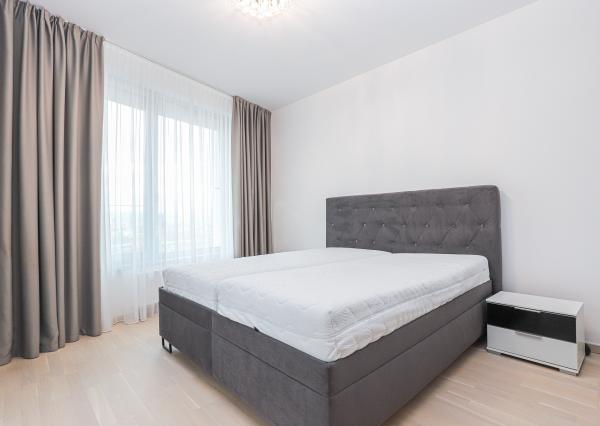 FRANK ZICHER - Prenajímame priestranný 3i byt 98 m² s výhľadom na hrad, SKY PARK VEŽA 2