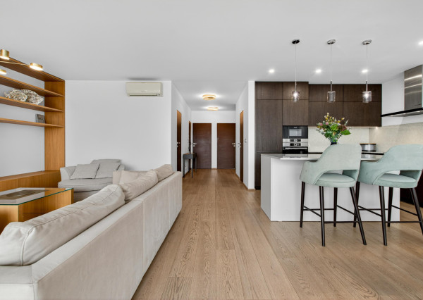 FRANK ZICHER – Predávame priestranný 3 izb. byt s výhľadom so spoločným bazénom a saunou na Kolibe