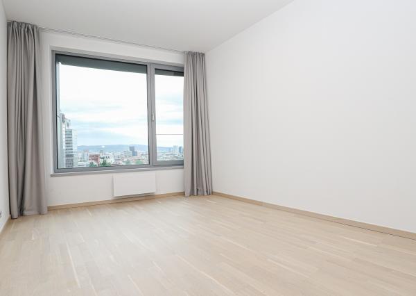 FRANK ZICHER - Prenajímame priestranný 3i byt 98 m² s výhľadom na hrad, SKY PARK VEŽA 2
