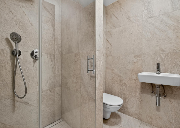 FRANK ZICHER – Predávame priestranný 3 izb. byt s výhľadom so spoločným bazénom a saunou na Kolibe