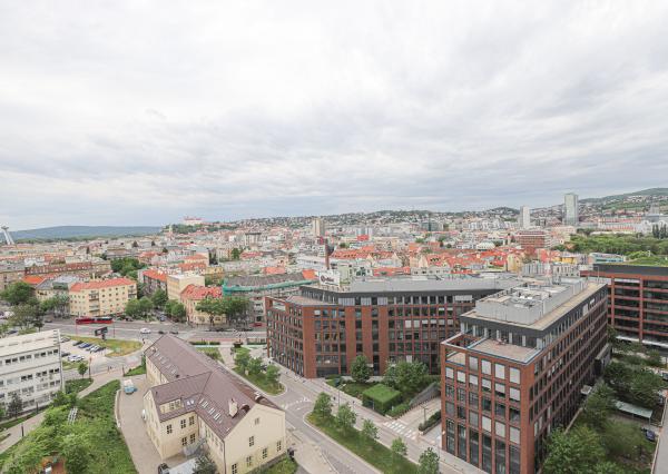 FRANK ZICHER - Prenajímame priestranný 3i byt 98 m² s výhľadom na hrad, SKY PARK VEŽA 2