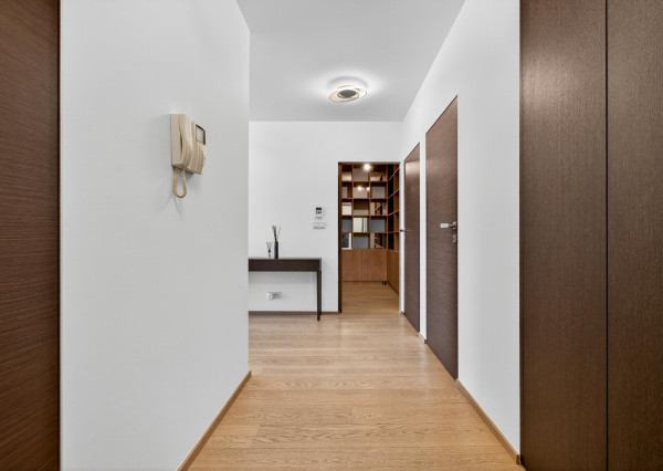 FRANK ZICHER – Predávame priestranný 3 izb. byt s výhľadom so spoločným bazénom a saunou na Kolibe