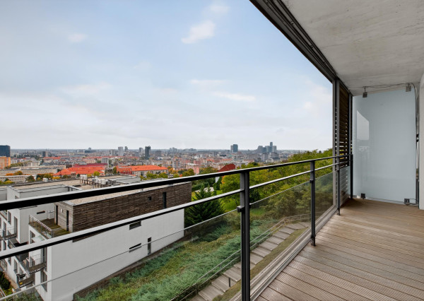 FRANK ZICHER – Predávame priestranný 3 izb. byt s výhľadom so spoločným bazénom a saunou na Kolibe