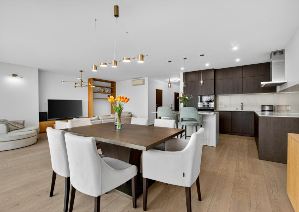 FRANK ZICHER – Predávame priestranný 3 izb. byt s výhľadom so spoločným bazénom a saunou na Kolibe