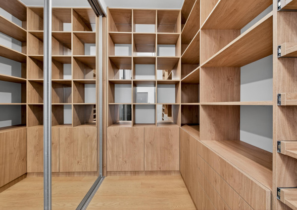 FRANK ZICHER – Predávame priestranný 3 izb. byt s výhľadom so spoločným bazénom a saunou na Kolibe