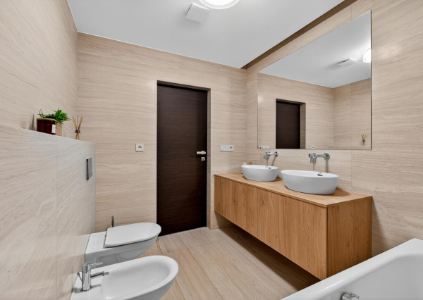 FRANK ZICHER – Predávame priestranný 3 izb. byt s výhľadom so spoločným bazénom a saunou na Kolibe