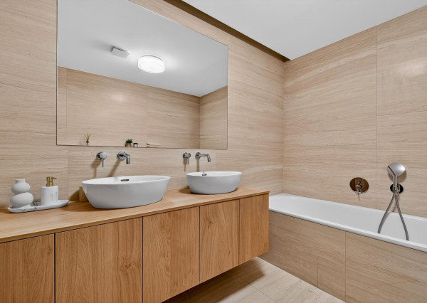 FRANK ZICHER – Predávame priestranný 3 izb. byt s výhľadom so spoločným bazénom a saunou na Kolibe