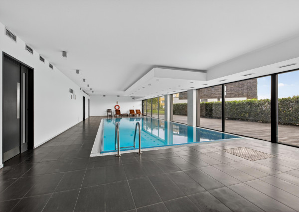 FRANK ZICHER – Predávame priestranný 3 izb. byt s výhľadom so spoločným bazénom a saunou na Kolibe