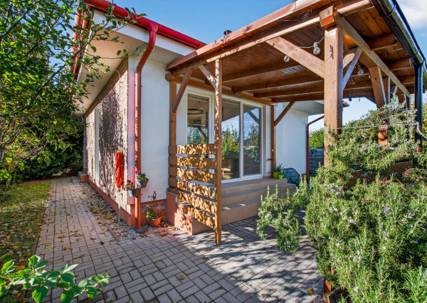 REZERVOVANÉ - Predávame samostatný 4.i rodinný dom s garážou a 4-árovým pozemkom, Bazalková, Malinovo