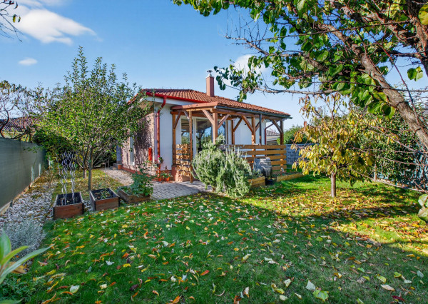 REZERVOVANÉ - Predávame samostatný 4.i rodinný dom s garážou a 4-árovým pozemkom, Bazalková, Malinovo