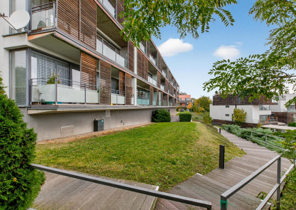 FRANK ZICHER – Predávame priestranný 3 izb. byt s výhľadom so spoločným bazénom a saunou na Kolibe