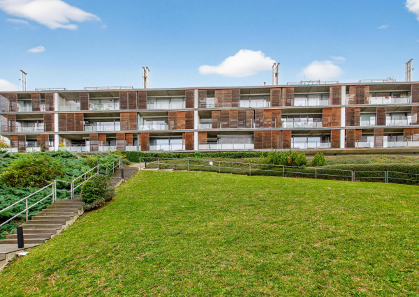 FRANK ZICHER – Predávame priestranný 3 izb. byt s výhľadom so spoločným bazénom a saunou na Kolibe