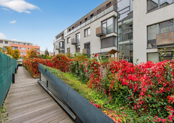 FRANK ZICHER – Predávame priestranný 3 izb. byt s výhľadom so spoločným bazénom a saunou na Kolibe