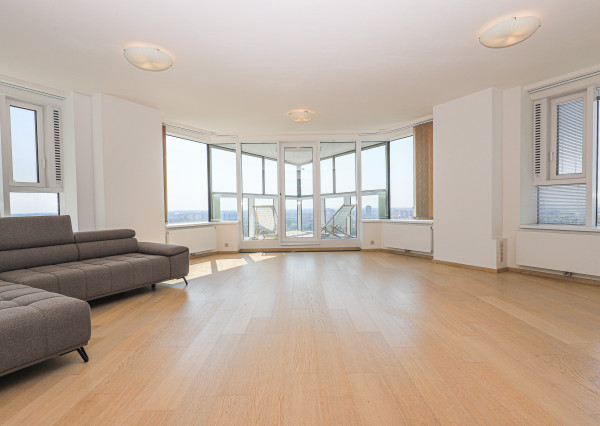 FRANK ZICHER - Prenajímame priestranný 3 izbový byt s výhľadom na Dunaj a Bratislavský hrad