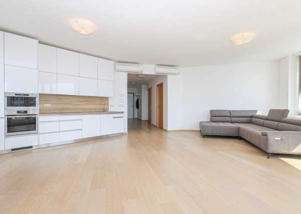 FRANK ZICHER - Prenajímame priestranný 3 izbový byt s výhľadom na Dunaj a Bratislavský hrad