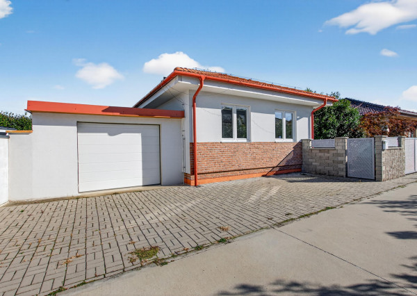 REZERVOVANÉ - Predávame samostatný 4.i rodinný dom s garážou a 4-árovým pozemkom, Bazalková, Malinovo