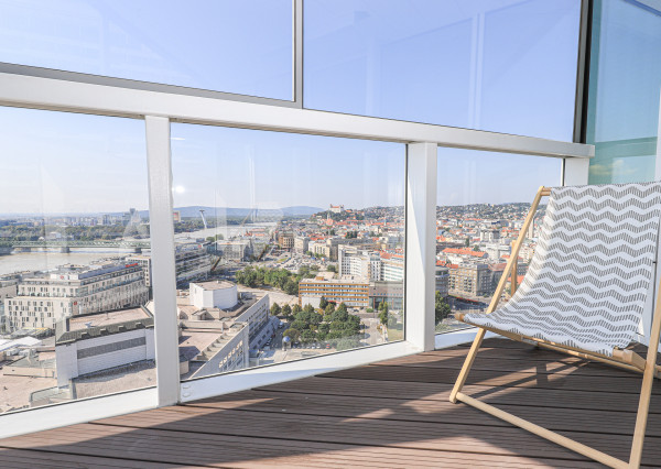FRANK ZICHER - Prenajímame priestranný 3 izbový byt s výhľadom na Dunaj a Bratislavský hrad