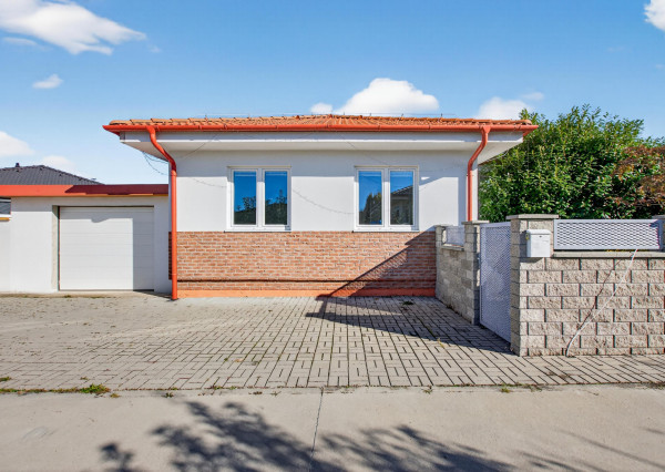 REZERVOVANÉ - Predávame samostatný 4.i rodinný dom s garážou a 4-árovým pozemkom, Bazalková, Malinovo
