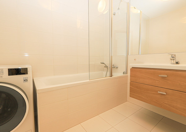 FRANK ZICHER - Prenajímame priestranný 3 izbový byt s výhľadom na Dunaj a Bratislavský hrad