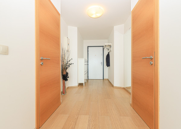 FRANK ZICHER - Prenajímame priestranný 3 izbový byt s výhľadom na Dunaj a Bratislavský hrad