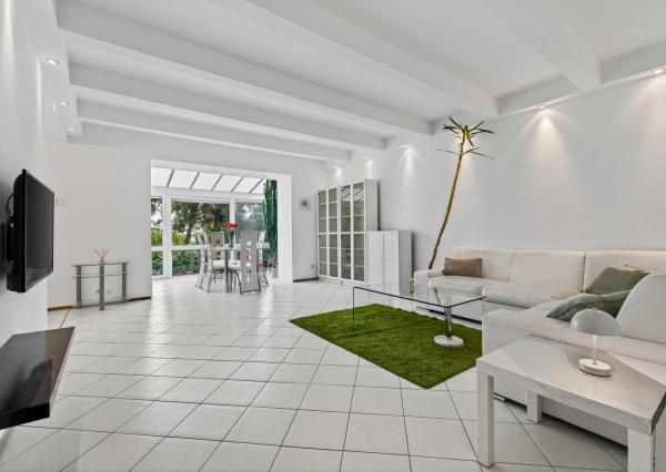 FRANK ZICHER - Predávame jedinečný a priestranný 2,5 izbový byt s prístupom do záhrady v mestskej vile na Mudroňovej ulici