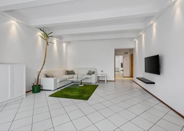 FRANK ZICHER - Predávame jedinečný a priestranný 2,5 izbový byt s prístupom do záhrady v mestskej vile na Mudroňovej ulici