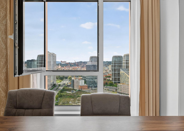 REZERVOVANÉ - Predávame nadštandardný 2. izbový byt v projekte Klingerka na 24. poschodí so západnou orientáciou a výhľadmi na hrad