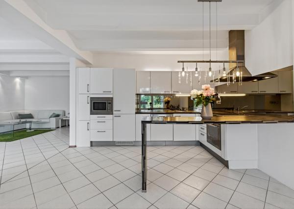 FRANK ZICHER - Predávame jedinečný a priestranný 2,5 izbový byt s prístupom do záhrady v mestskej vile na Mudroňovej ulici